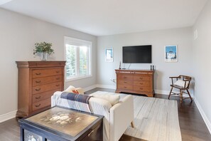 TV, fireplace - 2-Story Ski View Condo with Patio, Gas Grill, Gas Fireplace, Shared Pool, & A/C (The Blue Mountains)