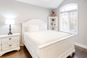 3 bedrooms, iron/ironing board, internet, bed sheets - 2-Story Ski View Condo with Patio, Gas Grill, Gas Fireplace, Shared Pool, & A/C (The Blue Mountains)