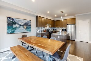 Fridge, microwave, oven, stovetop - 2-Story Ski View Condo with Patio, Gas Grill, Gas Fireplace, Shared Pool, & A/C (The Blue Mountains)