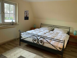 2 soveværelser, skrivebord, strygejern/strygebræt, weekendseng