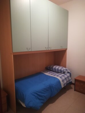 2 عدّة غرف نوم ومكتب ومكواة/لوح كي وسرير سفر