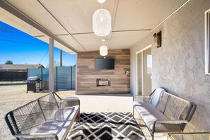 Terrace/patio - Stunning Desert Getaway.  Spa, Hammocks, & Starry Skies (Yucca Valley)