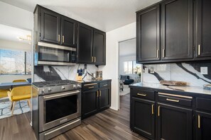 Refrigerador, microondas, horno y parrilla de estufa
