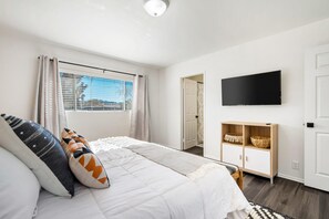 3 habitaciones, tabla de planchar con plancha y cuna de viaje
