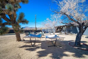 Property grounds - Stunning Desert Getaway.  Spa, Hammocks, & Starry Skies (Yucca Valley)