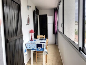 Dining - Beachside Apartment with Parking, Close to Forest and Cycling Trails (Saint-Hilaire-de-Riez)