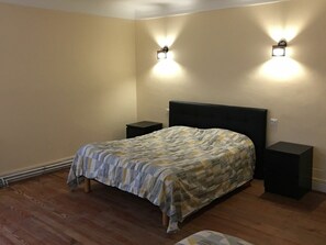 2 室のベッドルーム、WiFi (無料)、ベッドシーツ