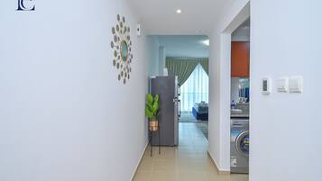 Studio | Coin séjour | TV connectée de 41 pouces avec chaînes par câble, télévision