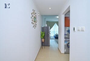 开间 | 起居区 | 41-英寸智能电视 (配备有线频道)、电视