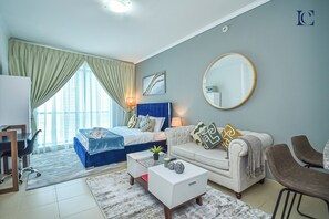 开间 | 客厅 | 41-英寸智能电视 (配备有线频道)、电视