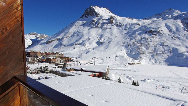 A snow-covered mountain with a ski resort in the foreground. - Tignes: Classic Apartment with Lake View, 5 Sleeps (Tignes)