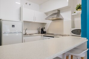 Een koelkast, een microgolfoven, een koffiezetapparaat/waterkoker