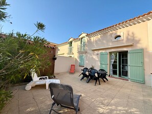 Outdoor dining - Beachside Home with Heated Pool, Terrace, and Bikes (Saint-Hilaire-de-Riez)