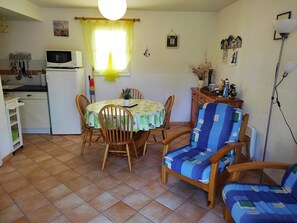 Dining - Beachside Home with Heated Pool, Terrace, and Bikes (Saint-Hilaire-de-Riez)