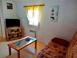 TV - Beachside Home with Heated Pool, Terrace, and Bikes (Saint-Hilaire-de-Riez)