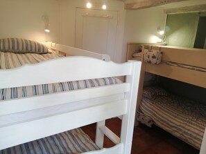 3 bedrooms, travel crib, WiFi