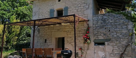 تناول الطعام بالخارج