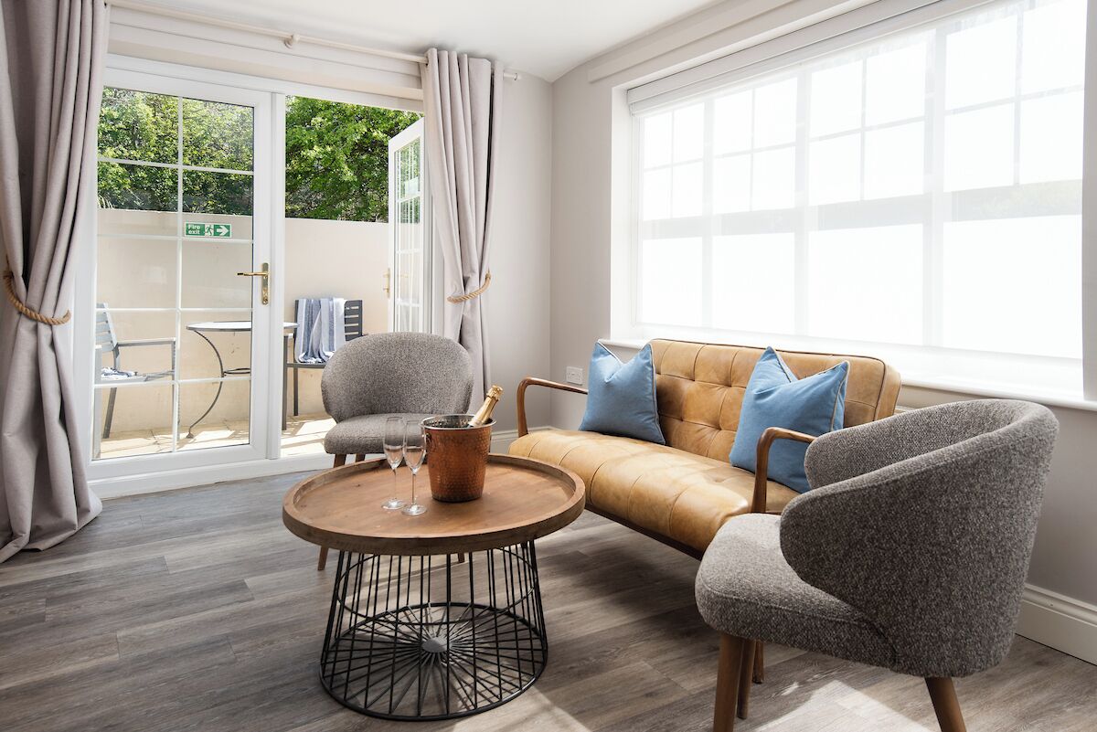 Executive Family Suite - Pet Friendly | Soundproofing, free WiFi, bed sheets