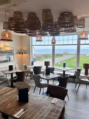 Restaurant. Beach House Hotel