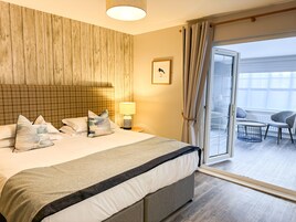 Executive Family Suite - Pet Friendly | Soundproofing, free WiFi, bed sheets