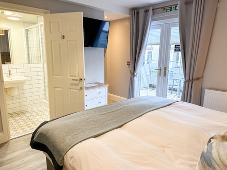 Classic King Or Twin - Not Pet Friendly | Soundproofing, free WiFi, bed sheets