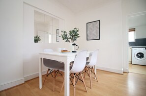 Apartment | In-room dining - Mawr Terrace by Tŷ SA -NEW sleeps 8 (Cardiff)