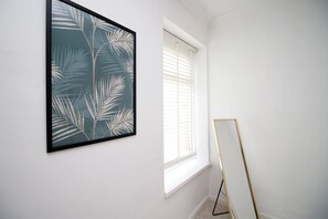 2 bedrooms, iron/ironing board, free WiFi, bed sheets - Mawr Terrace by Tŷ SA -NEW sleeps 8 (Cardiff)