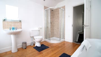 Apartment | Bathroom | Separate bathtub and shower, free toiletries, hair dryer, towels