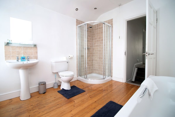 Apartment | Bathroom | Separate tub and shower, free toiletries, hair dryer, towels - Mawr Terrace by Tŷ SA -NEW sleeps 8 (Cardiff)