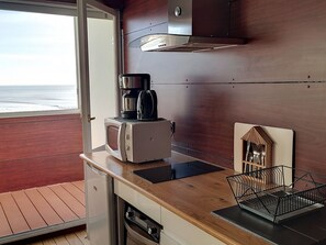 Fridge, microwave, oven, stovetop - Charming studio sea view, beach access, balcony, parking (Saint-Hilaire-de-Riez)