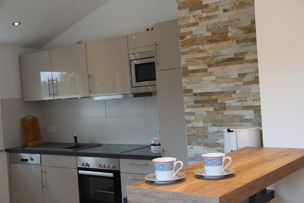 ثلاجة، ميكروويف، فرن، موقد طهي مسطح