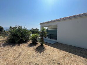 Property grounds - Villa Varkoula - 2 bedroom family villa with private pool near Xi beach (Mantzavinata)