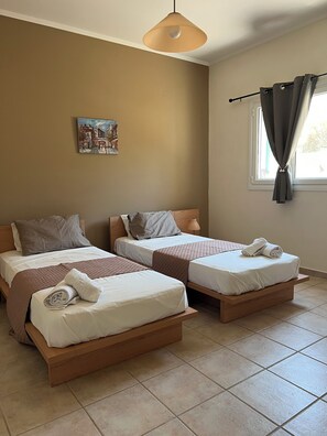 2 chambres, coffre-fort, fer et planche à repasser, lit de bébé portatif