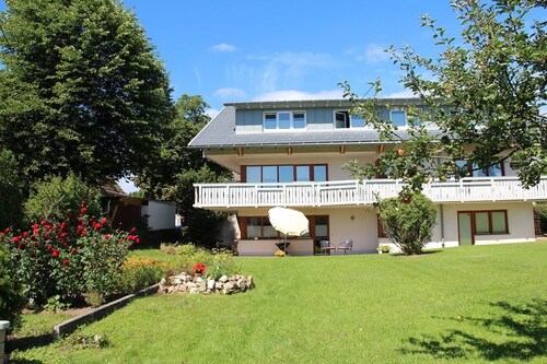 Light-filled, spacious apartment, direct access to terrace and lawn