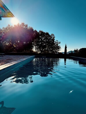 Piscina all'aperto, una piscina riscaldata