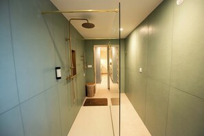 Douche, sèche-cheveux, serviettes fournies, savon