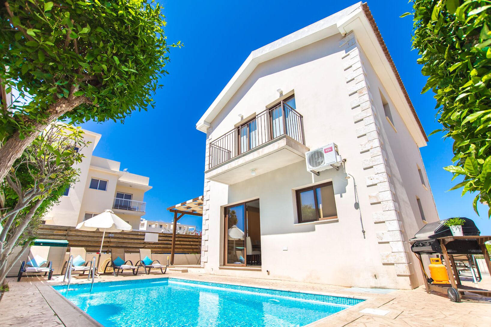 Una piscina al aire libre