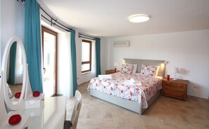 1 chambre, coffre-fort, fer et planche à repasser, lit de bébé portatif