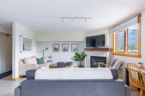 Smart TV, fireplace, Netflix, streaming services