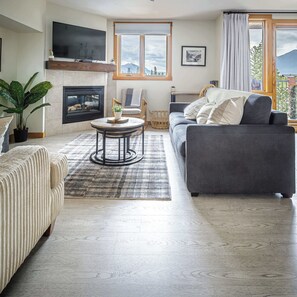 Smart-TV, Kamin, Netflix, Bücher