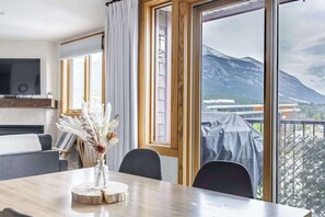 Dining - Morningside - Pet Friendly, Stunning Mtn Views (Canmore)