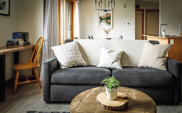 Smart TV, fireplace, Netflix, streaming services