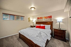 4 bedrooms, desk, iron/ironing board, WiFi