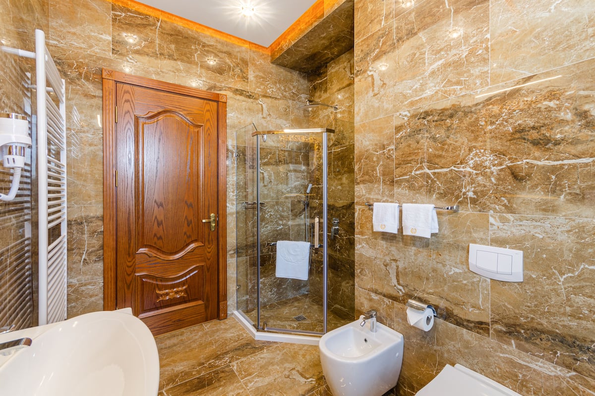 Executive Suite, 1 Bedroom, Balcony | Bathroom