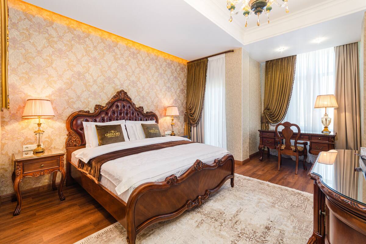 ห้องคอมฟอร์ท | เครื่องนอนระดับพรีเมียม, เตียงเมมโมรีโฟม, มินิบาร์, ตู้นิรภัยในห้องพัก