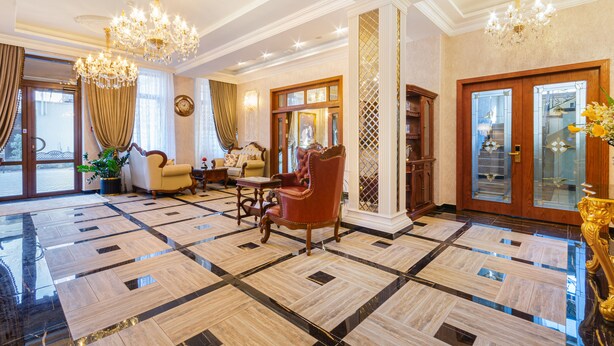 A spacious lobby with a checkered floor, elegant chandeliers, and classic furniture. - GREGORY Boutique Hotel Chisinau (Chisinau)