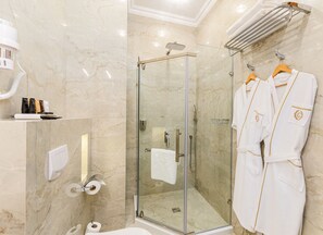 Classic-værelse med 2 enkeltsenge | Badeværelse | Designertoiletartikler, hårtørrer, badekåber, hjemmesko