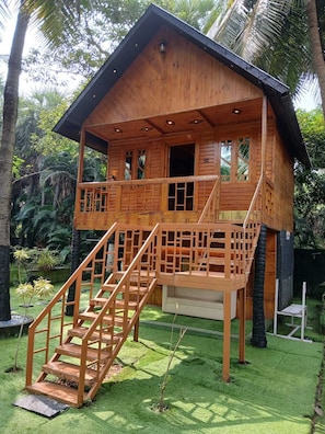 Honeymoon Tree House | Living area