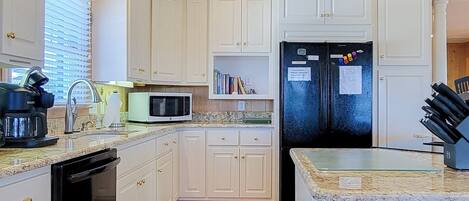 Kühlschrank, Mikrowelle, Ofen, Geschirrspüler