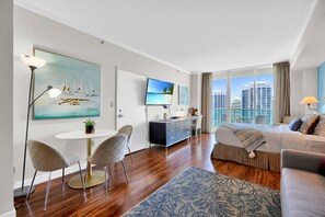 Skrivebord, strykejern/-brett, wi-fi og sengetøy